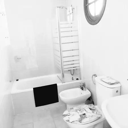 Apartment- Sleeps4- Pool- Garden