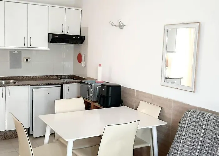 아파트 Apartment- Sleeps4- Pool- Garden *