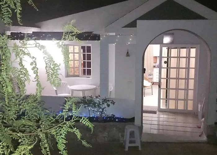 아파트 Apartment- Sleeps4- Pool- Garden 칼레타데푸스테