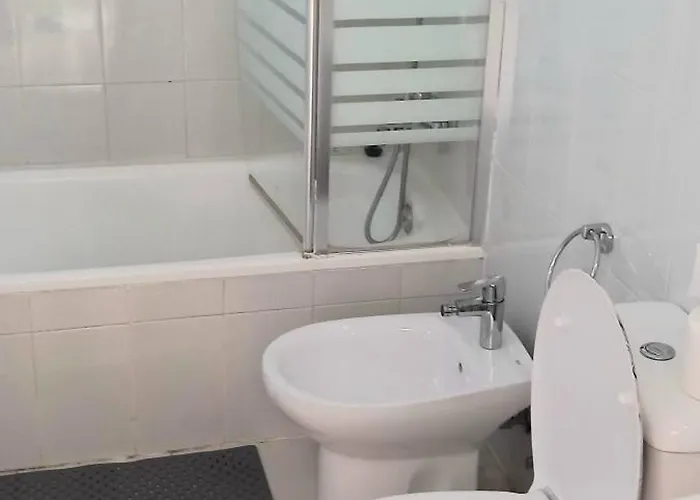 아파트 Apartment- Sleeps4- Pool- Garden *