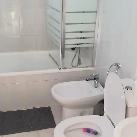 Apartament Apartment- Sleeps4- Pool- Garden *
